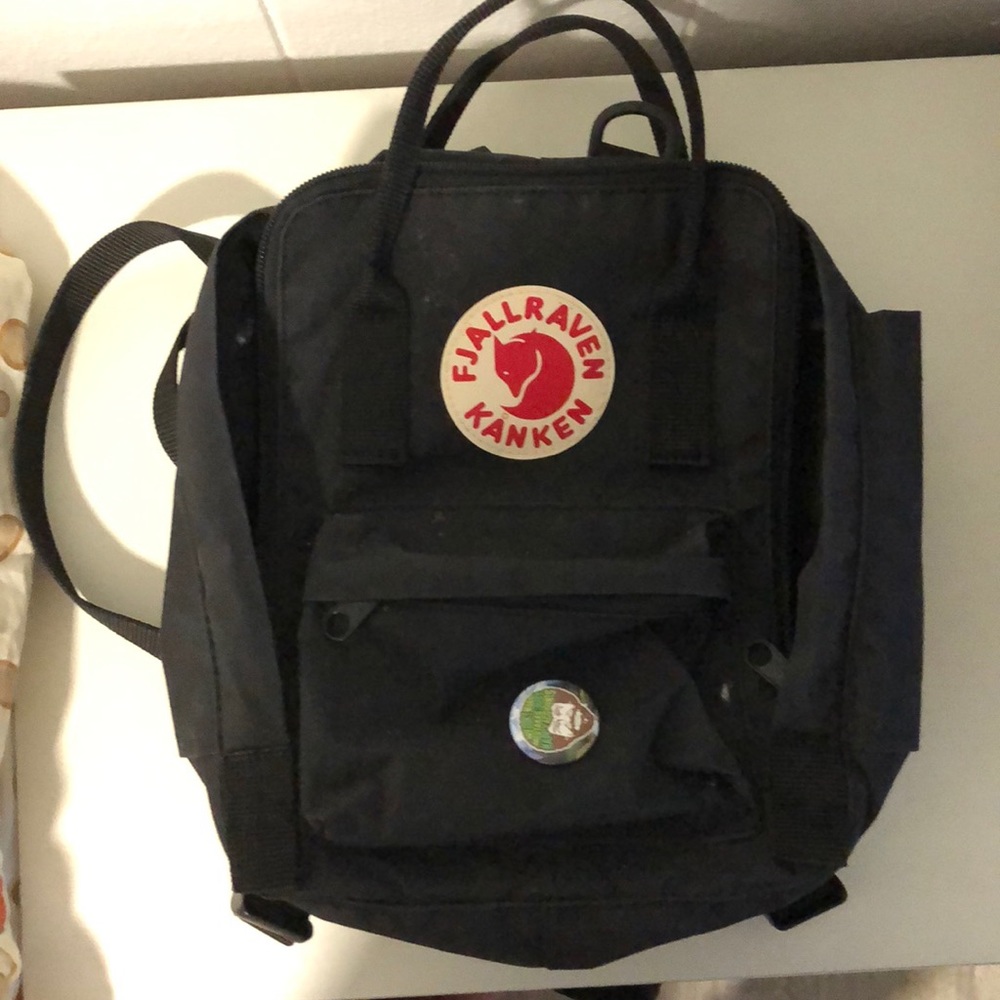 Mini black fjallraven kanken